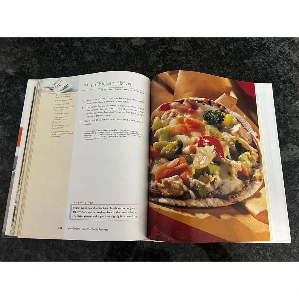 Betty‎ Crocker One Dish Family Favorites Cookbook Casseroles Skillet Meals 2006